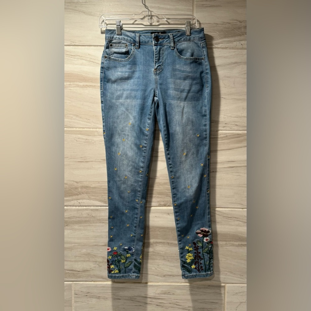 Women’s Earl Embroidered Ankle Skinny
Jeans Size 4 - Picture 2 of 15